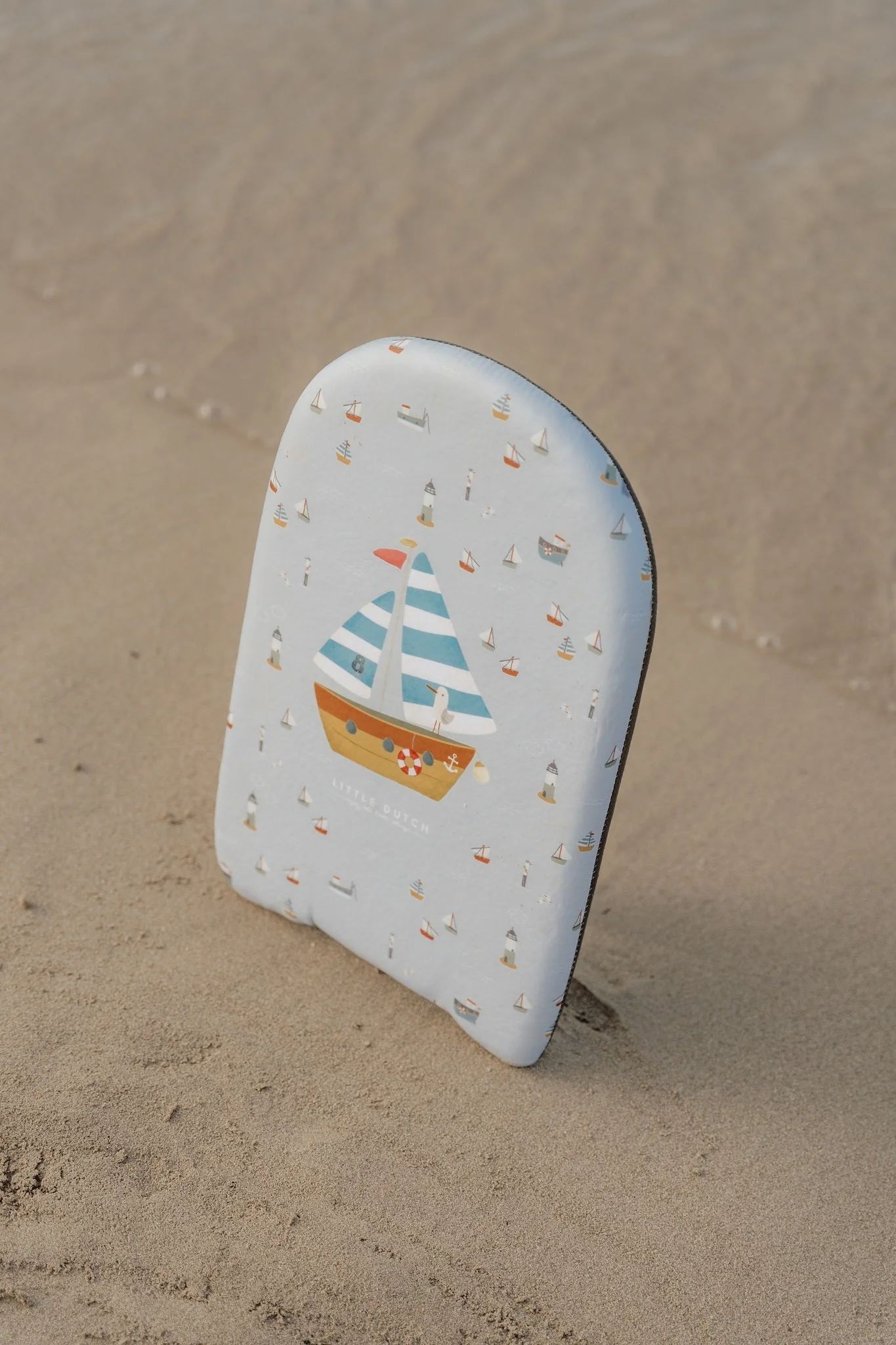 Σανίδα κολύμβησης της εταιρείας Little Dutch από την κολεξιόν Sailors Bay για ατελείωτα παιχνίδια μέσα και έξω από το νερό, για την θάλασσα ή την πισίνα. Συνδυάζετε τέλεια και με την υπόλοιπη σειρά προϊόντων Sailors Bay. Κατασκευασμένη από αφρώδες υλικό. Ιδανική για κολύμβηση αναψυχής ή για προπόνηση ή/και βελτίωση της τεχνικής κολύμβησης.