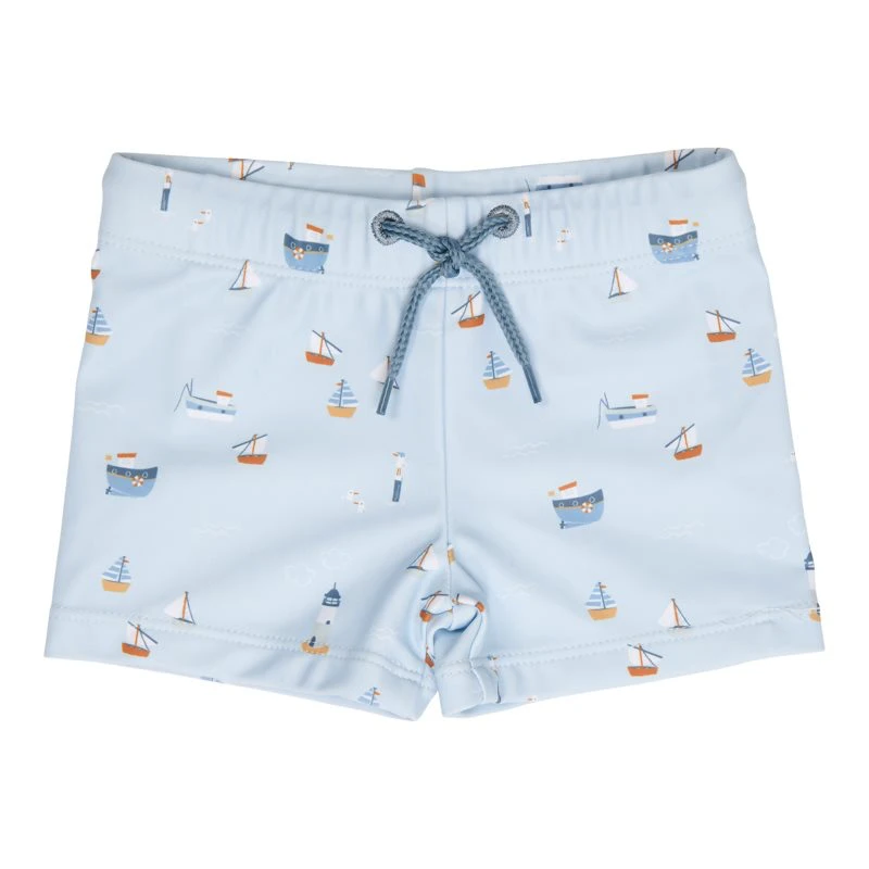 Παιδικό μαγιό LITTLE DUTCH Sailors Bay blue  Κολυμπήστε και παίξτε όλη μέρα! Με αυτό το άνετο μαγιό από ανακυκλωμένο πολυεστέρα, τίποτα δεν σας εμποδίζει να διασκεδάσετε στην πισίνα ή στην παραλία. Πηγαίνετε στην περιπέτεια και αναζητήστε τους πολλούς θησαυρούς ανάμεσα στην άμμο και στο νερό. Η ελαστική ζώνη στη μέση και το κορδόνι χαρίζουν σε αυτό το μαγιό μια άνετη εφαρμογή, είτε το μικρό σας κολυμπά είτε παίζει.  Υλικό: 85% ανακυκλωμένος πολυεστέρας/15% ελαστίνη Οδηγίες πλυσίματος: Πλύσιμο στο πλυντήριο στους 30 βαθμούς, ήπιος κύκλος. Μη σιδερώνετε. Χωρίς λευκαντικό. Δεν είναι κατάλληλο για στεγνωτήριο Προειδοποίηση: ξεπλύνετε με κρύο καθαρό νερό μετά τη χρήση