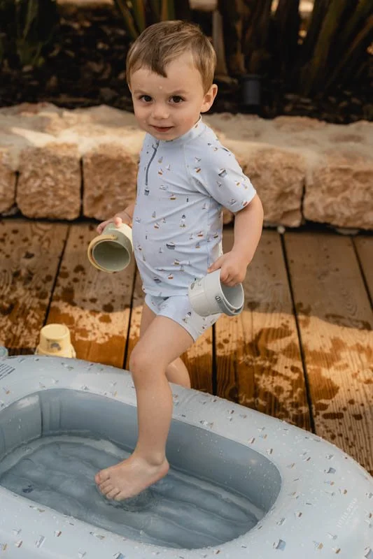 Παιδικό μαγιό T-SHIRT LITTLE DUTCH Sailors Bay Olive, κατασκευασμένο από ανακυκλωμένο πολυεστέρα και ύφασμα προστασίας UPF 50+.