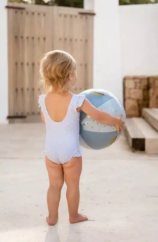 LITTLE DUTCH. Oλόσωμο μαγιό με βολάν για κορίτσια Daisy – Νο 62/68 LITTLE DUTCH 24,99€  Πού είναι η πισίνα;! Αυτό το χαριτωμένο μικρό μαγιό σας προσκαλεί να κολυμπήσετε και να κολυμπήσετε! Το απαλό και ελαστικό ύφασμα από ανακυκλωμένο πολυεστέρα θα είναι τόσο άνετο όταν κολυμπάτε στην πισίνα ή όταν παίζετε έξω στην άμμο. Τα βολάν γύρω από στους ώμους και τη μέση προσθέτουν μια αξιολάτρευτη πινελιά στο καλοκαιρινό στιλ. Κατασκευασμένο από προστατευτικό ύφασμα UV.  Υλικό: 85% ανακυκλωμένος πολυεστέρας/15% ελαστίνη Οδηγίες πλυσίματος: Πλύσιμο στο πλυντήριο στους 30 βαθμούς, ήπιος κύκλος. Μη σιδερώνετε. Χωρίς λευκαντικό. Δεν είναι κατάλληλο για στεγνωτήριο Προειδοποίηση: ξεπλύνετε με κρύο καθαρό νερό μετά τη χρήση