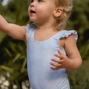 LITTLE DUTCH. Oλόσωμο μαγιό με βολάν για κορίτσια Daisy – Νο 62/68 LITTLE DUTCH 24,99€ Πού είναι η πισίνα;! Αυτό το χαριτωμένο μικρό μαγιό σας προσκαλεί να κολυμπήσετε και να κολυμπήσετε! Το απαλό και ελαστικό ύφασμα από ανακυκλωμένο πολυεστέρα θα είναι τόσο άνετο όταν κολυμπάτε στην πισίνα ή όταν παίζετε έξω στην άμμο. Τα βολάν γύρω από στους ώμους και τη μέση προσθέτουν μια αξιολάτρευτη πινελιά στο καλοκαιρινό στιλ. Κατασκευασμένο από προστατευτικό ύφασμα UV. Υλικό: 85% ανακυκλωμένος πολυεστέρας/15% ελαστίνη Οδηγίες πλυσίματος: Πλύσιμο στο πλυντήριο στους 30 βαθμούς, ήπιος κύκλος. Μη σιδερώνετε. Χωρίς λευκαντικό. Δεν είναι κατάλληλο για στεγνωτήριο Προειδοποίηση: ξεπλύνετε με κρύο καθαρό νερό μετά τη χρήση
