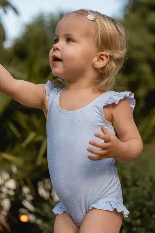 LITTLE DUTCH. Oλόσωμο μαγιό με βολάν για κορίτσια Daisy – Νο 62/68 LITTLE DUTCH 24,99€  Πού είναι η πισίνα;! Αυτό το χαριτωμένο μικρό μαγιό σας προσκαλεί να κολυμπήσετε και να κολυμπήσετε! Το απαλό και ελαστικό ύφασμα από ανακυκλωμένο πολυεστέρα θα είναι τόσο άνετο όταν κολυμπάτε στην πισίνα ή όταν παίζετε έξω στην άμμο. Τα βολάν γύρω από στους ώμους και τη μέση προσθέτουν μια αξιολάτρευτη πινελιά στο καλοκαιρινό στιλ. Κατασκευασμένο από προστατευτικό ύφασμα UV.  Υλικό: 85% ανακυκλωμένος πολυεστέρας/15% ελαστίνη Οδηγίες πλυσίματος: Πλύσιμο στο πλυντήριο στους 30 βαθμούς, ήπιος κύκλος. Μη σιδερώνετε. Χωρίς λευκαντικό. Δεν είναι κατάλληλο για στεγνωτήριο Προειδοποίηση: ξεπλύνετε με κρύο καθαρό νερό μετά τη χρήση
