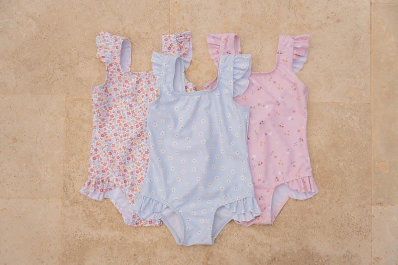 LITTLE DUTCH. Oλόσωμο μαγιό με βολάν για κορίτσια Daisy – Νο 62/68 LITTLE DUTCH 24,99€  Πού είναι η πισίνα;! Αυτό το χαριτωμένο μικρό μαγιό σας προσκαλεί να κολυμπήσετε και να κολυμπήσετε! Το απαλό και ελαστικό ύφασμα από ανακυκλωμένο πολυεστέρα θα είναι τόσο άνετο όταν κολυμπάτε στην πισίνα ή όταν παίζετε έξω στην άμμο. Τα βολάν γύρω από στους ώμους και τη μέση προσθέτουν μια αξιολάτρευτη πινελιά στο καλοκαιρινό στιλ. Κατασκευασμένο από προστατευτικό ύφασμα UV.  Υλικό: 85% ανακυκλωμένος πολυεστέρας/15% ελαστίνη Οδηγίες πλυσίματος: Πλύσιμο στο πλυντήριο στους 30 βαθμούς, ήπιος κύκλος. Μη σιδερώνετε. Χωρίς λευκαντικό. Δεν είναι κατάλληλο για στεγνωτήριο Προειδοποίηση: ξεπλύνετε με κρύο καθαρό νερό μετά τη χρήση