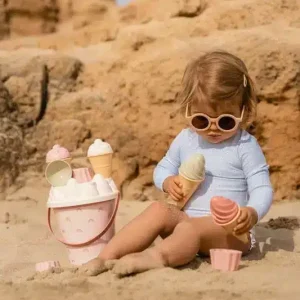 Μακρυμάνικο ολόσωμο μαγιό για κορίτσια Daisy LITTLE DUTCH Πάμε παραλία! Με αυτό το όμορφο μαγιό, από ανακυκλωμένο πολυεστέρα, είστε έτοιμες για πολύ διασκέδαση στο νερό και στον ήλιο. Είτε σας αρέσει να πηδάτε στα κύματα, είτε απολαμβάνετε να χτίζετε κάστρα από άμμο, αυτό το ολόσωμο μαγιό με μακριά μανίκια θα σας κρατήσει ζεστή στο νερό και προστατευμένη από τον ήλιο. Χάρη στο φερμουάρ στο πίσω μέρος είναι εύκολο να φορεθεί και να αφαιρεθεί ακόμα κι όταν το μικρό σας είναι βρεγμένο και καλυμμένο με άμμο. Το μαγιό είναι κατασκευασμένο από ύφασμα προστασίας UV. Υλικό : 85% ανακυκλωμένος πολυεστέρας/15% ελαστάνη Οδηγίες πλυσίματος: Πλύσιμο στο πλυντήριο στους 30 βαθμούς, ήπιες στροφές, δεν σιδερώνετε, απαγορεύεται το λευκαντικό. Δεν είναι κατάλληλο για στεγνωτήριο. Προειδοποίηση: ξεπλύνετε με κρύο καθαρό νερό μετά τη χρήση