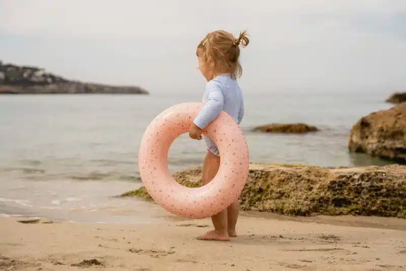 Μακρυμάνικο ολόσωμο μαγιό για κορίτσια Daisy LITTLE DUTCH  Πάμε παραλία! Με αυτό το όμορφο μαγιό, από ανακυκλωμένο πολυεστέρα, είστε έτοιμες για πολύ διασκέδαση στο νερό και στον ήλιο. Είτε σας αρέσει να πηδάτε στα κύματα, είτε απολαμβάνετε να χτίζετε κάστρα από άμμο, αυτό το ολόσωμο μαγιό με μακριά μανίκια θα σας κρατήσει ζεστή στο νερό και προστατευμένη από τον ήλιο. Χάρη στο φερμουάρ στο πίσω μέρος είναι εύκολο να φορεθεί και να αφαιρεθεί ακόμα κι όταν το μικρό σας είναι βρεγμένο και καλυμμένο με άμμο. Το μαγιό είναι κατασκευασμένο από ύφασμα προστασίας UV.  Υλικό : 85% ανακυκλωμένος πολυεστέρας/15% ελαστάνη Οδηγίες πλυσίματος: Πλύσιμο στο πλυντήριο στους 30 βαθμούς, ήπιες στροφές, δεν σιδερώνετε, απαγορεύεται το λευκαντικό. Δεν είναι κατάλληλο για στεγνωτήριο. Προειδοποίηση: ξεπλύνετε με κρύο καθαρό νερό μετά τη χρήση