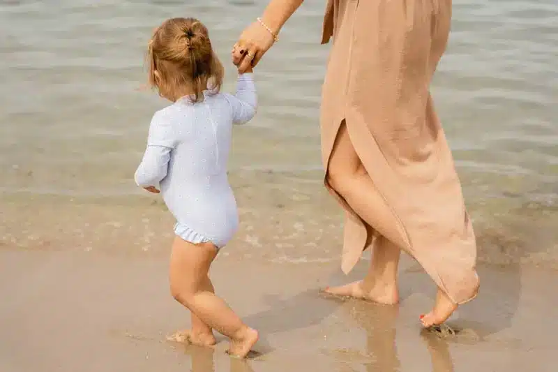 Μακρυμάνικο ολόσωμο μαγιό για κορίτσια Daisy LITTLE DUTCH  Πάμε παραλία! Με αυτό το όμορφο μαγιό, από ανακυκλωμένο πολυεστέρα, είστε έτοιμες για πολύ διασκέδαση στο νερό και στον ήλιο. Είτε σας αρέσει να πηδάτε στα κύματα, είτε απολαμβάνετε να χτίζετε κάστρα από άμμο, αυτό το ολόσωμο μαγιό με μακριά μανίκια θα σας κρατήσει ζεστή στο νερό και προστατευμένη από τον ήλιο. Χάρη στο φερμουάρ στο πίσω μέρος είναι εύκολο να φορεθεί και να αφαιρεθεί ακόμα κι όταν το μικρό σας είναι βρεγμένο και καλυμμένο με άμμο. Το μαγιό είναι κατασκευασμένο από ύφασμα προστασίας UV.  Υλικό : 85% ανακυκλωμένος πολυεστέρας/15% ελαστάνη Οδηγίες πλυσίματος: Πλύσιμο στο πλυντήριο στους 30 βαθμούς, ήπιες στροφές, δεν σιδερώνετε, απαγορεύεται το λευκαντικό. Δεν είναι κατάλληλο για στεγνωτήριο. Προειδοποίηση: ξεπλύνετε με κρύο καθαρό νερό μετά τη χρήση