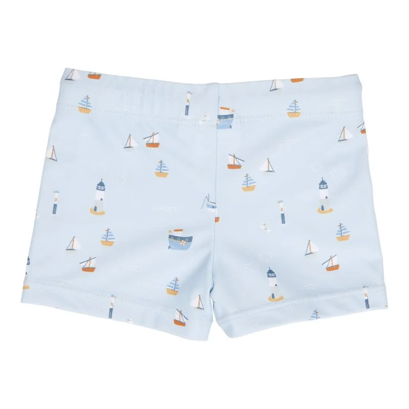 Παιδικό μαγιό LITTLE DUTCH Sailors Bay blue  Κολυμπήστε και παίξτε όλη μέρα! Με αυτό το άνετο μαγιό από ανακυκλωμένο πολυεστέρα, τίποτα δεν σας εμποδίζει να διασκεδάσετε στην πισίνα ή στην παραλία. Πηγαίνετε στην περιπέτεια και αναζητήστε τους πολλούς θησαυρούς ανάμεσα στην άμμο και στο νερό. Η ελαστική ζώνη στη μέση και το κορδόνι χαρίζουν σε αυτό το μαγιό μια άνετη εφαρμογή, είτε το μικρό σας κολυμπά είτε παίζει.  Υλικό: 85% ανακυκλωμένος πολυεστέρας/15% ελαστίνη Οδηγίες πλυσίματος: Πλύσιμο στο πλυντήριο στους 30 βαθμούς, ήπιος κύκλος. Μη σιδερώνετε. Χωρίς λευκαντικό. Δεν είναι κατάλληλο για στεγνωτήριο Προειδοποίηση: ξεπλύνετε με κρύο καθαρό νερό μετά τη χρήση