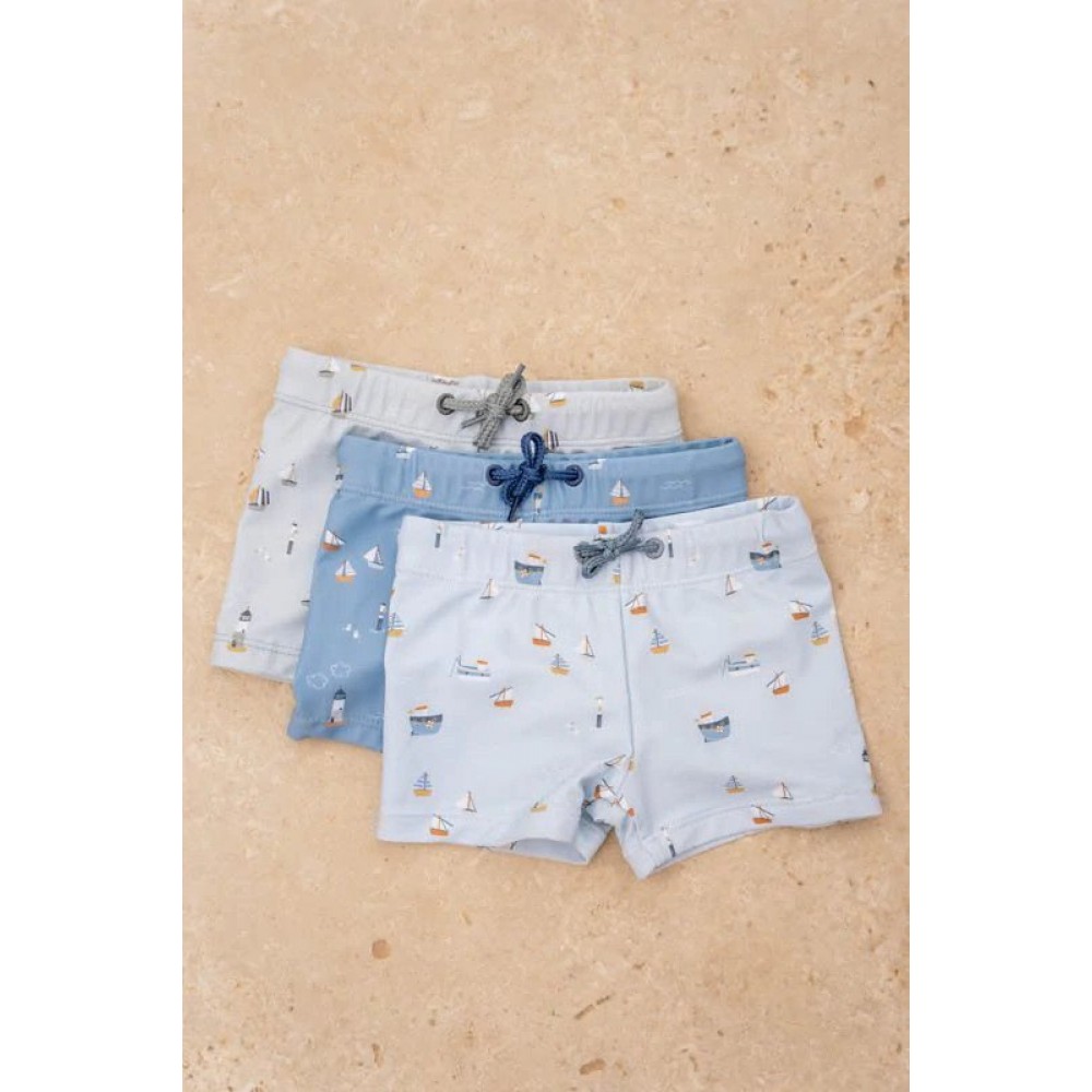 Παιδικό μαγιό LITTLE DUTCH Sailors Bay Olive  Κολυμπήστε και παίξτε όλη μέρα! Με αυτό το άνετο μαγιό από ανακυκλωμένο πολυεστέρα, τίποτα δεν σας εμποδίζει να διασκεδάσετε στην πισίνα ή στην παραλία. Πηγαίνετε στην περιπέτεια και αναζητήστε τους πολλούς θησαυρούς ανάμεσα στην άμμο και στο νερό. Η ελαστική ζώνη στη μέση και το κορδόνι χαρίζουν σε αυτό το μαγιό μια άνετη εφαρμογή, είτε το μικρό σας κολυμπά είτε παίζει.  Υλικό: 85% ανακυκλωμένος πολυεστέρας/15% ελαστίνη Οδηγίες πλυσίματος: Πλύσιμο στο πλυντήριο στους 30 βαθμούς, ήπιος κύκλος. Μη σιδερώνετε. Χωρίς λευκαντικό. Δεν είναι κατάλληλο για στεγνωτήριο Προειδοποίηση: ξεπλύνετε με κρύο καθαρό νερό μετά τη χρήση