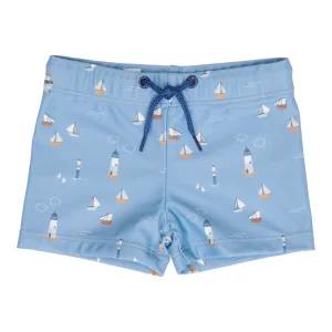 Παιδικό μαγιό LITTLE DUTCH Sailors Bay Dark Blue Κολυμπήστε και παίξτε όλη μέρα! Με αυτό το άνετο μαγιό από ανακυκλωμένο πολυεστέρα, τίποτα δεν σας εμποδίζει να διασκεδάσετε στην πισίνα ή στην παραλία. Πηγαίνετε στην περιπέτεια και αναζητήστε τους πολλούς θησαυρούς ανάμεσα στην άμμο και στο νερό. Η ελαστική ζώνη στη μέση και το κορδόνι χαρίζουν σε αυτό το μαγιό μια άνετη εφαρμογή, είτε το μικρό σας κολυμπά είτε παίζει. Υλικό: 85% ανακυκλωμένος πολυεστέρας/15% ελαστίνη Οδηγίες πλυσίματος: Πλύσιμο στο πλυντήριο στους 30 βαθμούς, ήπιος κύκλος. Μη σιδερώνετε. Χωρίς λευκαντικό. Δεν είναι κατάλληλο για στεγνωτήριο Προειδοποίηση: ξεπλύνετε με κρύο καθαρό νερό μετά τη χρήση