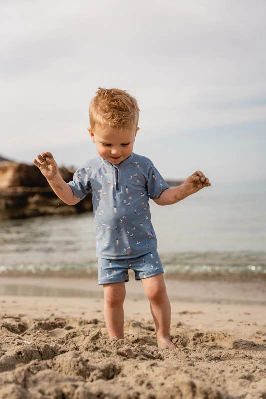 Παιδικό μαγιό LITTLE DUTCH Sailors Bay Dark Blue   Κολυμπήστε και παίξτε όλη μέρα! Με αυτό το άνετο μαγιό από ανακυκλωμένο πολυεστέρα, τίποτα δεν σας εμποδίζει να διασκεδάσετε στην πισίνα ή στην παραλία. Πηγαίνετε στην περιπέτεια και αναζητήστε τους πολλούς θησαυρούς ανάμεσα στην άμμο και στο νερό. Η ελαστική ζώνη στη μέση και το κορδόνι χαρίζουν σε αυτό το μαγιό μια άνετη εφαρμογή, είτε το μικρό σας κολυμπά είτε παίζει.  Υλικό: 85% ανακυκλωμένος πολυεστέρας/15% ελαστίνη Οδηγίες πλυσίματος: Πλύσιμο στο πλυντήριο στους 30 βαθμούς, ήπιος κύκλος. Μη σιδερώνετε. Χωρίς λευκαντικό. Δεν είναι κατάλληλο για στεγνωτήριο Προειδοποίηση: ξεπλύνετε με κρύο καθαρό νερό μετά τη χρήση