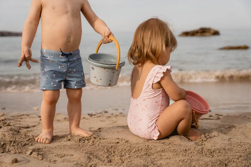 Παιδικό μαγιό LITTLE DUTCH Sailors Bay Dark Blue   Κολυμπήστε και παίξτε όλη μέρα! Με αυτό το άνετο μαγιό από ανακυκλωμένο πολυεστέρα, τίποτα δεν σας εμποδίζει να διασκεδάσετε στην πισίνα ή στην παραλία. Πηγαίνετε στην περιπέτεια και αναζητήστε τους πολλούς θησαυρούς ανάμεσα στην άμμο και στο νερό. Η ελαστική ζώνη στη μέση και το κορδόνι χαρίζουν σε αυτό το μαγιό μια άνετη εφαρμογή, είτε το μικρό σας κολυμπά είτε παίζει.  Υλικό: 85% ανακυκλωμένος πολυεστέρας/15% ελαστίνη Οδηγίες πλυσίματος: Πλύσιμο στο πλυντήριο στους 30 βαθμούς, ήπιος κύκλος. Μη σιδερώνετε. Χωρίς λευκαντικό. Δεν είναι κατάλληλο για στεγνωτήριο Προειδοποίηση: ξεπλύνετε με κρύο καθαρό νερό μετά τη χρήση