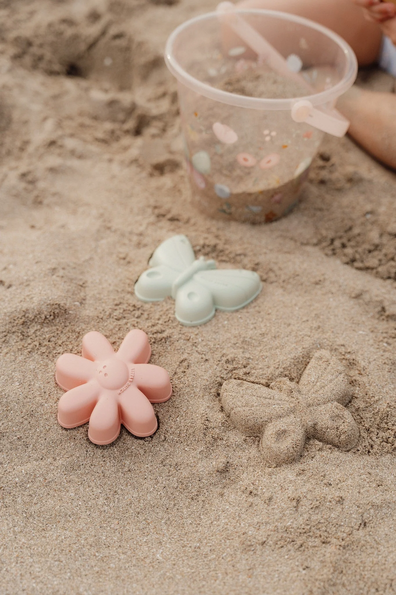LITTLE DUTCH. Σετ παραλίας 3 τεμαχίων Flowers & Butterflies 8,99€  Για ώρες διασκέδασης στην παραλία παίζοντας με την άμμο! Με αυτό το σετ παραλίας μπορείς να χρησιμοποιήσεις όλη τη φαντασία σου και να φτιάξεις όμορφα έργα τέχνης από άμμο στην παραλία ή γιατί όχι και στο πάρκο! Σχεδιασμένα για μικρά χεράκια, όλα τα αξεσουάρ αυτού του σετ έχουν εύκολο κράτημα για πολλή διασκέδαση και παιχνίδι με την άμμο.  Αυτό το σετ περιλαμβάνει ένα φτυάρι και δύο καλούπια άμμου: ένα ροζ λουλούδι και μια πράσινη πεταλούδα. Συσκευασμένο σε διχτάκι.