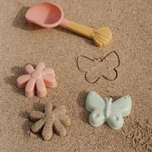 LITTLE DUTCH. Σετ παραλίας 3 τεμαχίων Flowers & Butterflies 8,99€ Για ώρες διασκέδασης στην παραλία παίζοντας με την άμμο! Με αυτό το σετ παραλίας μπορείς να χρησιμοποιήσεις όλη τη φαντασία σου και να φτιάξεις όμορφα έργα τέχνης από άμμο στην παραλία ή γιατί όχι και στο πάρκο! Σχεδιασμένα για μικρά χεράκια, όλα τα αξεσουάρ αυτού του σετ έχουν εύκολο κράτημα για πολλή διασκέδαση και παιχνίδι με την άμμο. Αυτό το σετ περιλαμβάνει ένα φτυάρι και δύο καλούπια άμμου: ένα ροζ λουλούδι και μια πράσινη πεταλούδα. Συσκευασμένο σε διχτάκι.