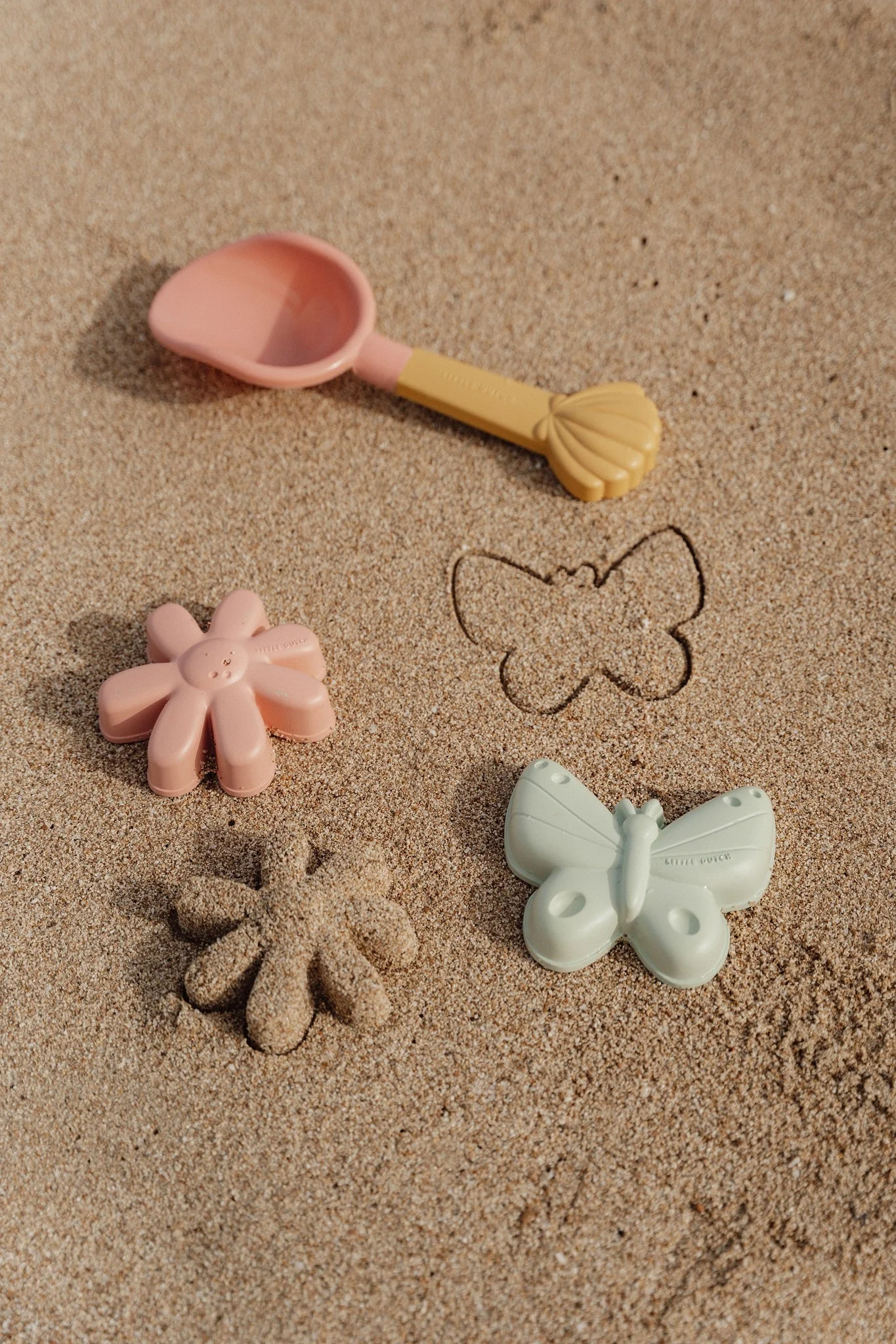 LITTLE DUTCH. Σετ παραλίας 3 τεμαχίων Flowers & Butterflies 8,99€  Για ώρες διασκέδασης στην παραλία παίζοντας με την άμμο! Με αυτό το σετ παραλίας μπορείς να χρησιμοποιήσεις όλη τη φαντασία σου και να φτιάξεις όμορφα έργα τέχνης από άμμο στην παραλία ή γιατί όχι και στο πάρκο! Σχεδιασμένα για μικρά χεράκια, όλα τα αξεσουάρ αυτού του σετ έχουν εύκολο κράτημα για πολλή διασκέδαση και παιχνίδι με την άμμο.  Αυτό το σετ περιλαμβάνει ένα φτυάρι και δύο καλούπια άμμου: ένα ροζ λουλούδι και μια πράσινη πεταλούδα. Συσκευασμένο σε διχτάκι.