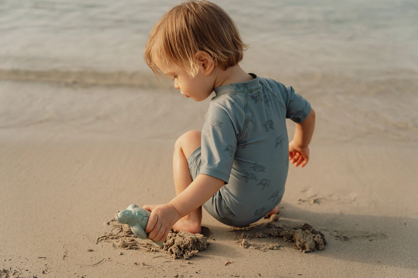 Σετ παραλίας 3 τεμαχίων της εταιρείας Little Dutch από την κολεξιόν Sailors Bay. Το ιδανικό σετ παραλίας για ώρες διασκέδασης παίζοντας με την άμμο!