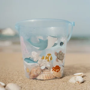 LITTLE DUTCH. Κουβαδάκι παραλίας Sea Life 5,99€ Πάμε να μαζέψουμε κοχύλια στην παραλία; Πάρε μαζί σου το κουβαδάκι παραλίας και ψάξε για τα πιο όμορφα κοχύλια! Κάνε τη μέρα στην παραλία ακόμα πιο διασκεδαστική με αυτό το μπλε διάφανο κουβαδάκι της Little Dutch με ένα σούπερ όμορφο σχέδιο με ζώα της θάλασσας. Διαθέτει χερούλι ώστε το μικρό σας να μπορεί να το μεταφέρει μαζί του ενώ περπατάει στην παραλία. Ένα απλό, αλλά τόσο διαχρονικό παιχνίδι για μια υπέροχη μέρα διασκέδασης στην ακρογιαλιά! Το διαφανές υλικό σας επιτρέπει να βλέπετε τι έχετε βάλει μέσα στο κουβαδάκι. Κατασκευασμένο από πλαστικό.