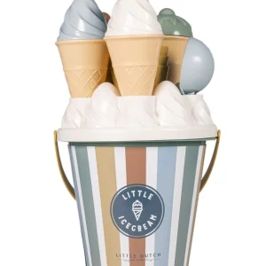 Σετ κουβαδάκια παραλίας Ice Cream – μπλε Ώρα για παγωτό! Φτιάξτε τα πιο νόστιμα παγωτά από άμμο με αυτό το σούπερ χαριτωμένο σετ παραλίας της Little Dutch. Το κουβαδάκι είναι σε σχέδιο παγωτού και συνοδεύεται με διασκεδαστικά αξεσουάρ: 4 χωνάκια παγωτού, μια σέσουλα παγωτού, 7 φόρμες άμμου και ένα κόσκινο. Το σετ είναι κατασκευασμένο από πλαστικό και έχει στιβαρό σχέδιο για πολλά χρόνια διασκέδασης! Ο κάδος με τη λαβή έχει διάμετρο 17 εκατοστά Αποτελείται από 14 τεμάχια Προάγει το δημιουργικό παιχνίδι με φαντασία