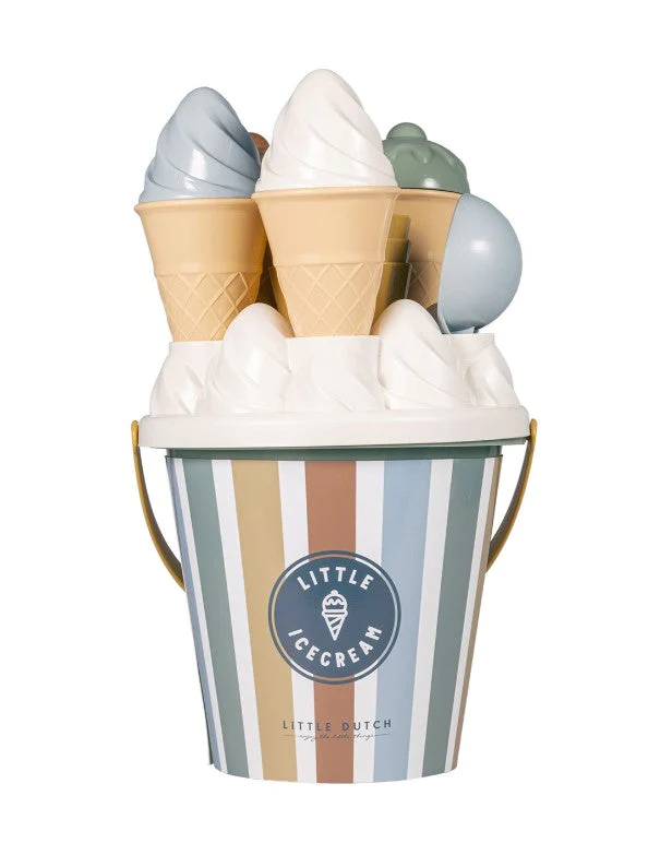 Σετ κουβαδάκια παραλίας Ice Cream – μπλε  Ώρα για παγωτό! Φτιάξτε τα πιο νόστιμα παγωτά από άμμο με αυτό το σούπερ χαριτωμένο σετ παραλίας της Little Dutch. Το κουβαδάκι είναι σε σχέδιο παγωτού και συνοδεύεται με διασκεδαστικά αξεσουάρ: 4 χωνάκια παγωτού, μια σέσουλα παγωτού, 7 φόρμες άμμου και ένα κόσκινο. Το σετ είναι κατασκευασμένο από πλαστικό και έχει στιβαρό σχέδιο για πολλά χρόνια διασκέδασης!  Ο κάδος με τη λαβή έχει διάμετρο 17 εκατοστά Αποτελείται από 14 τεμάχια Προάγει το δημιουργικό παιχνίδι με φαντασία