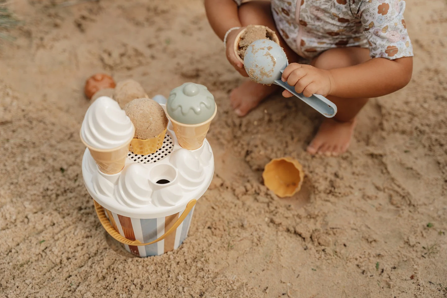 Σετ κουβαδάκια παραλίας Ice Cream – μπλε  Ώρα για παγωτό! Φτιάξτε τα πιο νόστιμα παγωτά από άμμο με αυτό το σούπερ χαριτωμένο σετ παραλίας της Little Dutch. Το κουβαδάκι είναι σε σχέδιο παγωτού και συνοδεύεται με διασκεδαστικά αξεσουάρ: 4 χωνάκια παγωτού, μια σέσουλα παγωτού, 7 φόρμες άμμου και ένα κόσκινο. Το σετ είναι κατασκευασμένο από πλαστικό και έχει στιβαρό σχέδιο για πολλά χρόνια διασκέδασης!  Ο κάδος με τη λαβή έχει διάμετρο 17 εκατοστά Αποτελείται από 14 τεμάχια Προάγει το δημιουργικό παιχνίδι με φαντασία