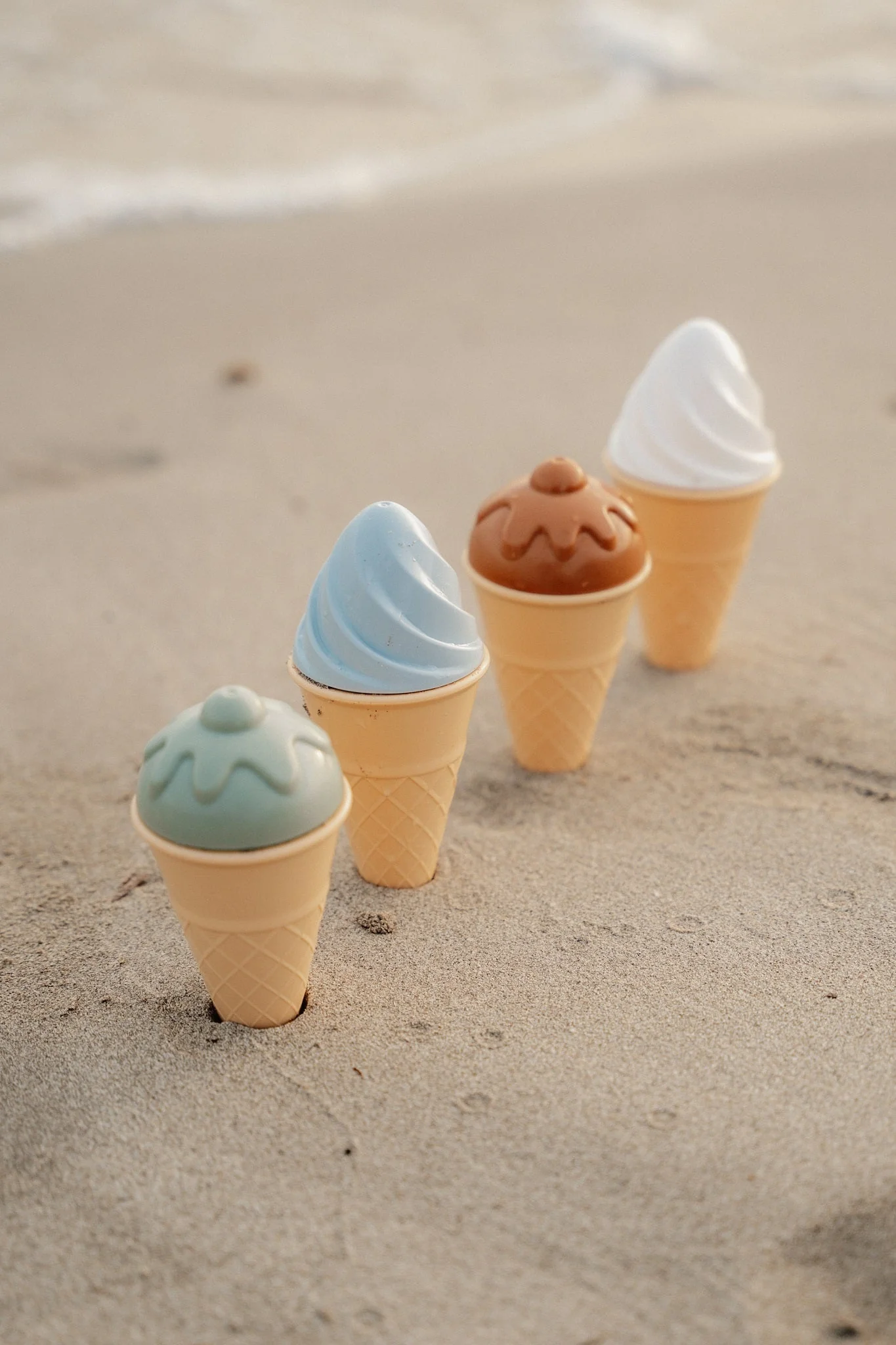 Σετ κουβαδάκια παραλίας Ice Cream – μπλε  Ώρα για παγωτό! Φτιάξτε τα πιο νόστιμα παγωτά από άμμο με αυτό το σούπερ χαριτωμένο σετ παραλίας της Little Dutch. Το κουβαδάκι είναι σε σχέδιο παγωτού και συνοδεύεται με διασκεδαστικά αξεσουάρ: 4 χωνάκια παγωτού, μια σέσουλα παγωτού, 7 φόρμες άμμου και ένα κόσκινο. Το σετ είναι κατασκευασμένο από πλαστικό και έχει στιβαρό σχέδιο για πολλά χρόνια διασκέδασης!  Ο κάδος με τη λαβή έχει διάμετρο 17 εκατοστά Αποτελείται από 14 τεμάχια Προάγει το δημιουργικό παιχνίδι με φαντασία