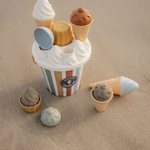 Σετ κουβαδάκια παραλίας Ice Cream – μπλε Ώρα για παγωτό! Φτιάξτε τα πιο νόστιμα παγωτά από άμμο με αυτό το σούπερ χαριτωμένο σετ παραλίας της Little Dutch. Το κουβαδάκι είναι σε σχέδιο παγωτού και συνοδεύεται με διασκεδαστικά αξεσουάρ: 4 χωνάκια παγωτού, μια σέσουλα παγωτού, 7 φόρμες άμμου και ένα κόσκινο. Το σετ είναι κατασκευασμένο από πλαστικό και έχει στιβαρό σχέδιο για πολλά χρόνια διασκέδασης! Ο κάδος με τη λαβή έχει διάμετρο 17 εκατοστά Αποτελείται από 14 τεμάχια Προάγει το δημιουργικό παιχνίδι με φαντασία