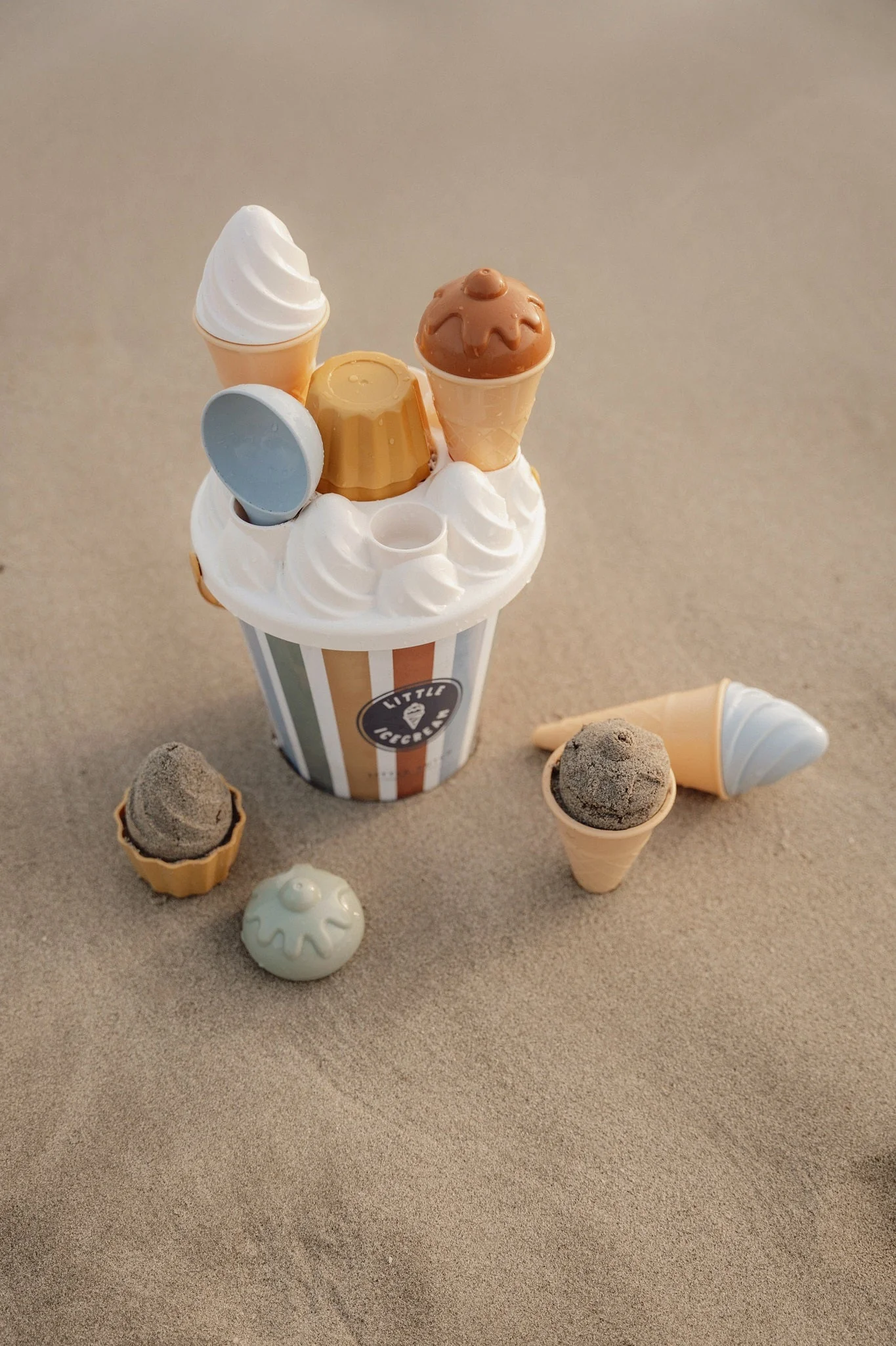 Σετ κουβαδάκια παραλίας Ice Cream – μπλε  Ώρα για παγωτό! Φτιάξτε τα πιο νόστιμα παγωτά από άμμο με αυτό το σούπερ χαριτωμένο σετ παραλίας της Little Dutch. Το κουβαδάκι είναι σε σχέδιο παγωτού και συνοδεύεται με διασκεδαστικά αξεσουάρ: 4 χωνάκια παγωτού, μια σέσουλα παγωτού, 7 φόρμες άμμου και ένα κόσκινο. Το σετ είναι κατασκευασμένο από πλαστικό και έχει στιβαρό σχέδιο για πολλά χρόνια διασκέδασης!  Ο κάδος με τη λαβή έχει διάμετρο 17 εκατοστά Αποτελείται από 14 τεμάχια Προάγει το δημιουργικό παιχνίδι με φαντασία